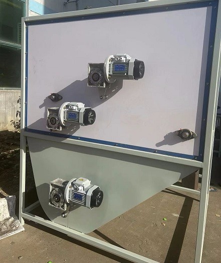 冬季送溫暖，艾思捷蝸輪減速機(jī)為羽絨服充絨機(jī)上提供動力支持.jpg